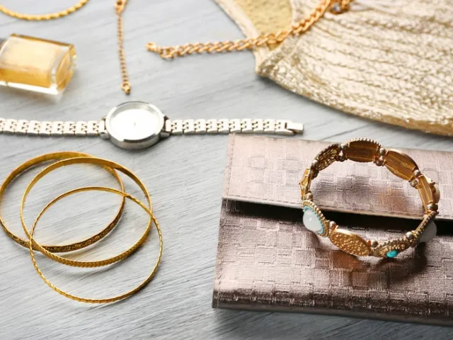 ブランドアクセサリーが黒ずむ原因とは？長持ちさせるための対策も解説